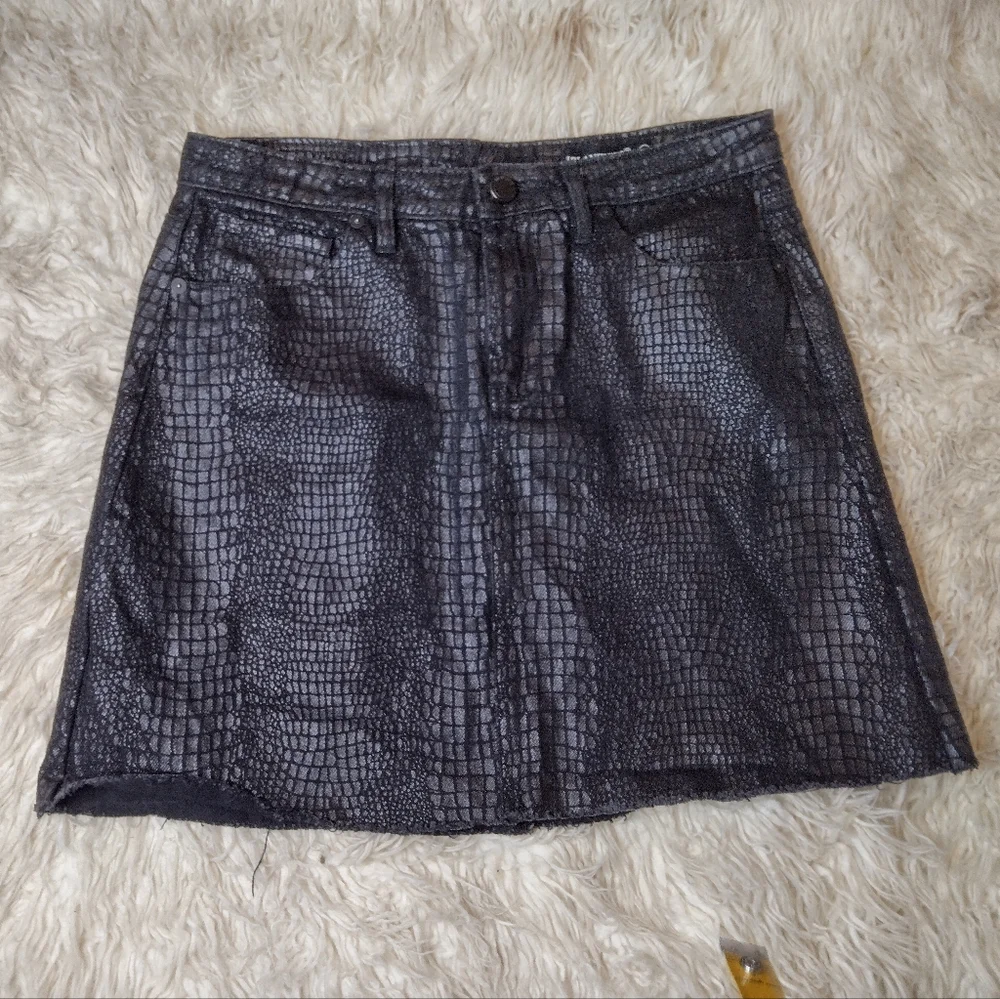 New Blank NYC Python Raw Hem Coated Denim A-line Mini Skirt Size 26 - Picture 4 of 12
